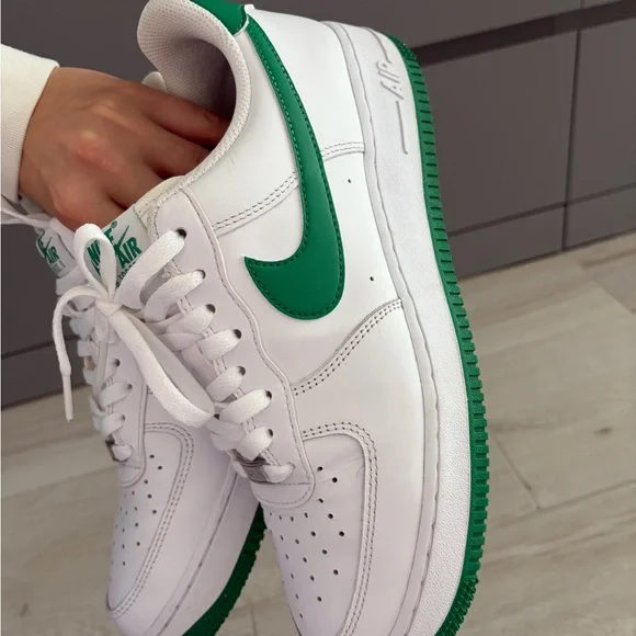 Nike Air White and Green Shoes - Picture 9 of 10